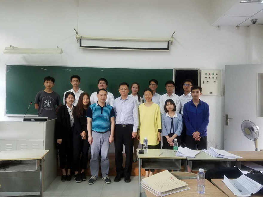 第一组合影(答辩老师:邱伟年、曾驭然、刘方龙)