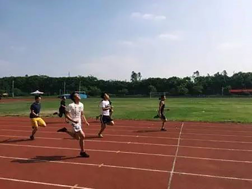 周家民同学奋力奔跑中