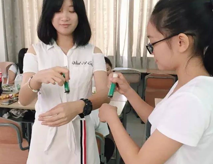 同学在实操艾灸