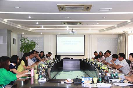 说明:F:\工作\3 每学期工作\2016-2017上学期(0826-)\0 杂务\新晋教师座谈会\新闻与图片\座谈会现场.jpg