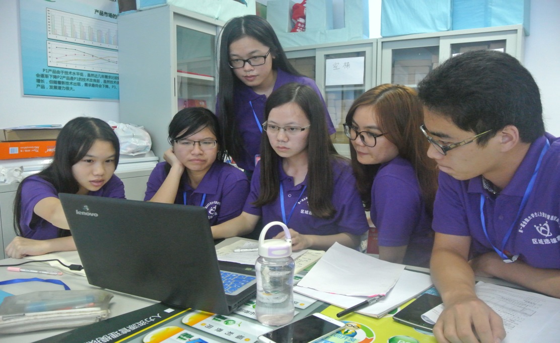 赛中:选手们在认真思考比赛战略