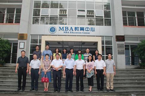 说明:F:\工作\3 每学期工作\2016-2017上学期(0826-)\0 杂务\新晋教师座谈会\新闻与图片\与会教师合影.jpg